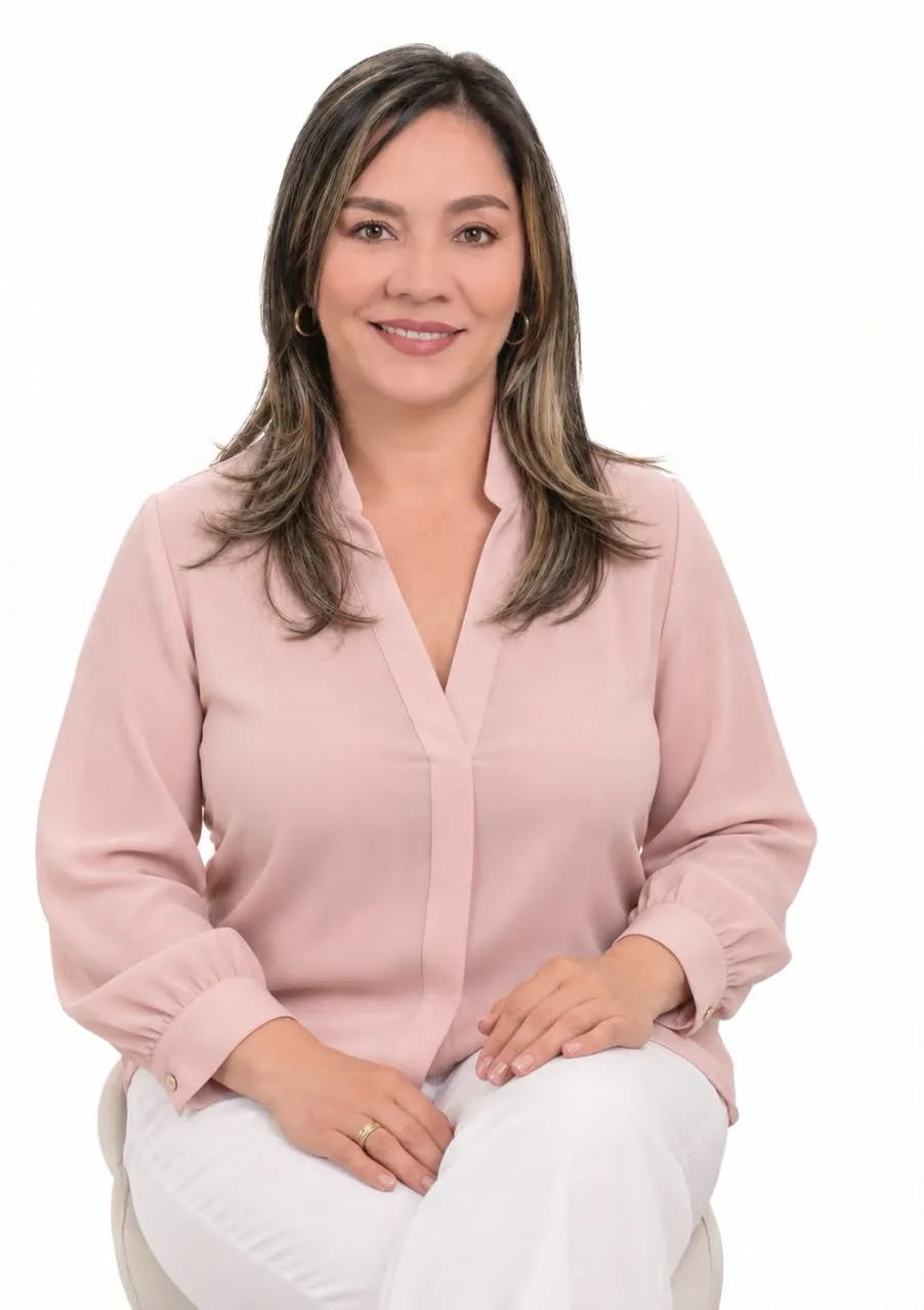 Retrato de Mary Rivera, con blusa rosa y una sonrisa serena.